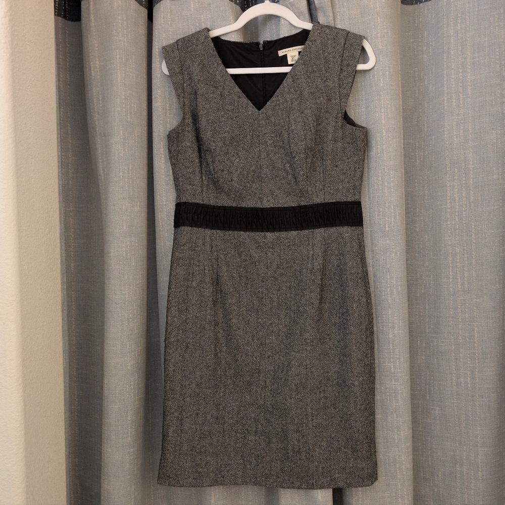Banana Republic Black & White Wool Blend Tweed V-neck Sleeveless Dress Size 8